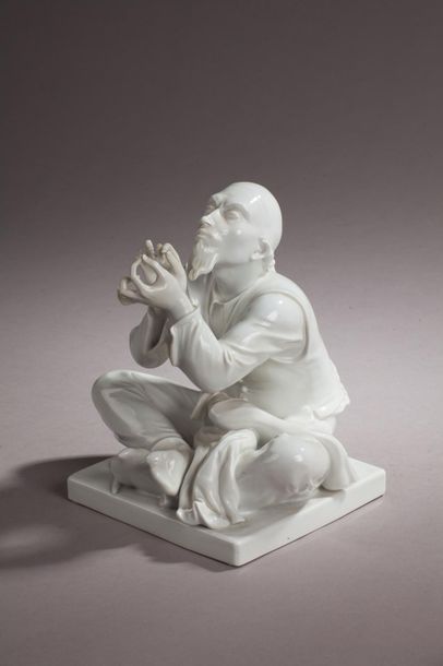 null Meissen.
Statuette en porcelaine émaillée blanche représentant un tailleur chinois...
