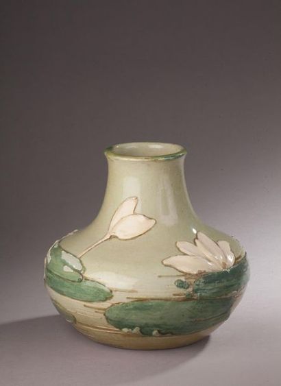 null Edmond LACHENAL (1855-1930).
Vase en barbotine à panse aplatie à décor de nénuphars....