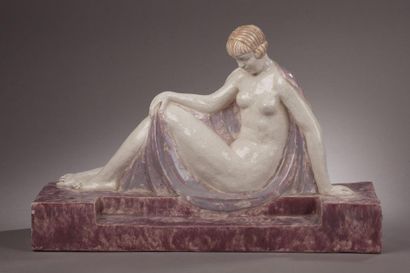 null Fernand GUIGNIER (1902-1972).
Jeune femme nue au drapé.
Statuette en faïence...