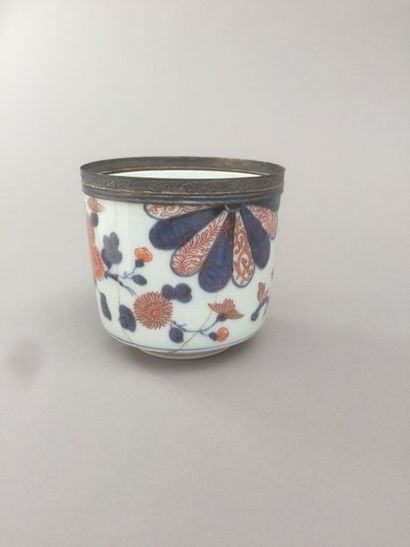 null Pot à sucre en porcelaine à décor bleu, rouge et or dit Imari de rosace et branches...