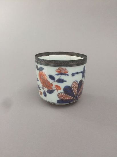 null Pot à sucre en porcelaine à décor bleu, rouge et or dit Imari de rosace et branches...