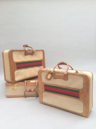 null GUCCI.
Ensemble de trois valises de voyages en toile beige et cuir marron souligné...