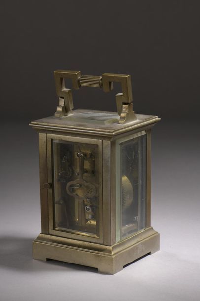 null LEROY FILS - GALERIE VALOIS.
Pendulette de voyage en laiton et verres biseautés,...