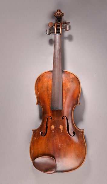 null Violon (assez bon état).
Allemagne, début du XXe siècle.
Long. : 362 mm

Expert...