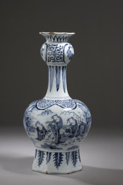 null Delft.
Vase de forme balustre en faïence à décor en camaïeu bleu de Chinois...