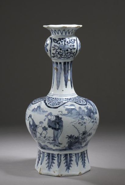 null Delft.
Vase de forme balustre en faïence à décor en camaïeu bleu de Chinois...