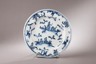 null Alcora ou Moustiers.
Plat rond en faïence à décor en camaïeu bleu de quatre...