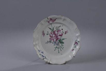 null Joseph HANONG.
Assiette à décor de fleurs chatironnées (fêles et craquelures).
Marquée...