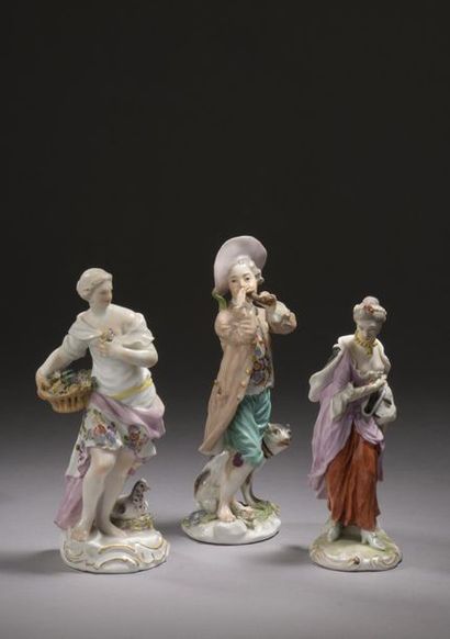 null Meissen et Ludwigsburg.
Trois statuettes en porcelaine dont deux en porcelaine...