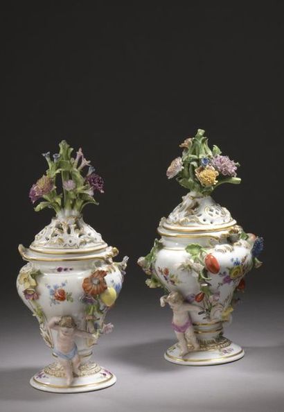 null Meissen.
Paire de vases couverts formant pot-pourri en porcelaine de forme balustre...