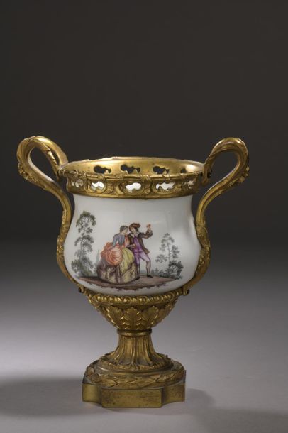 null Meissen.
Vase en porcelaine et bronze doré, la porcelaine de Meissen du XVIIIe...
