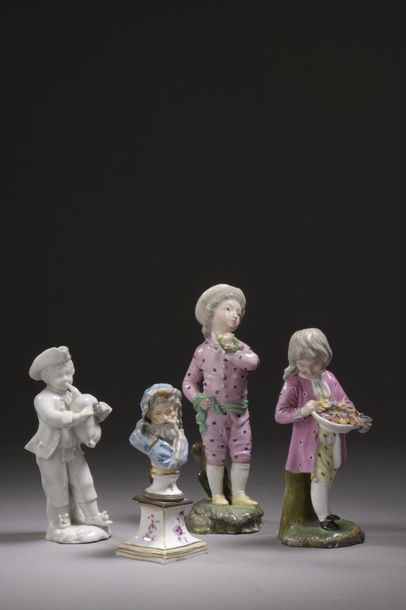 null Meissen, Höchst et Allemagne.
Lot de quatre statuettes en porcelaine : un buste...