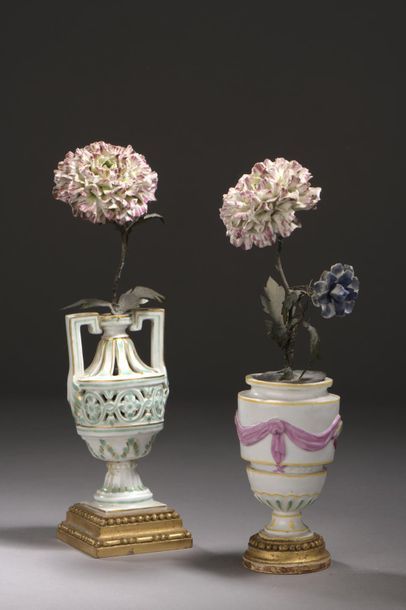 null Allemagne et Vincennes.
Deux petits vases en porcelaine allemande garni chacun...