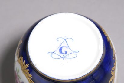 null Sèvres.
Pot à sucre Calabre couvert en porcelaine tendre à décor polychrome...