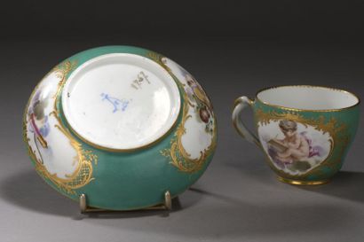 null Sèvres.
Gobelet Hébert et sa soucoupe en porcelaine tendre à décor polychrome...