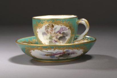 null Sèvres.
Gobelet Hébert et sa soucoupe en porcelaine tendre à décor polychrome...