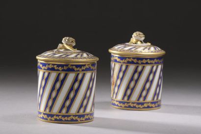 null Sèvres.
Deux pots à pommade cylindriques couverts en porcelaine tendre à décor...