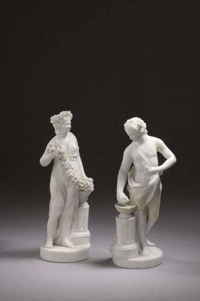 null Paris.
Deux statuettes en biscuit représentant une figure de Flore et une figure...
