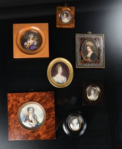 null Ensemble de quatorze miniatures figurant des femmes à vues circulaires et ovales....