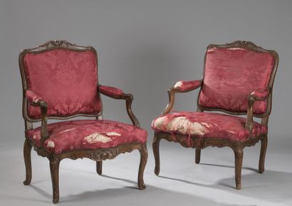 null Paire de fauteuils à dossier à la reine en bois mouluré et sculpté, à décor...