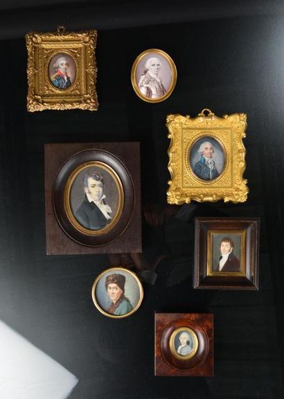 null Ensemble de sept miniatures dont une sur émail figurant des profils d’hommes....