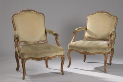 null Deux fauteuils à dossier à la reine en hêtre naturel mouluré et sculpté de fleurettes,...