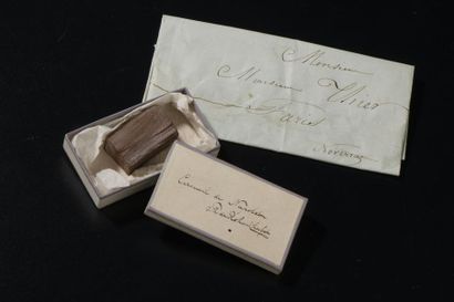 null Relique de Sainte-Hélène.
Petite boite en carton, manuscrit sur le couvercle...