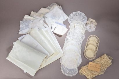 null Ensemble de textiles du XIXe siècle comprenant :
- Six serviettes blanches chiffrées...