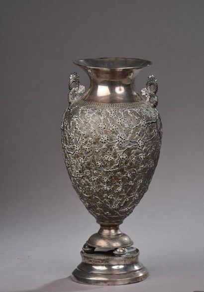null CHINE - Fin du XIXe siècle.
Vase balustre en argent bas titre, le col évasé,...