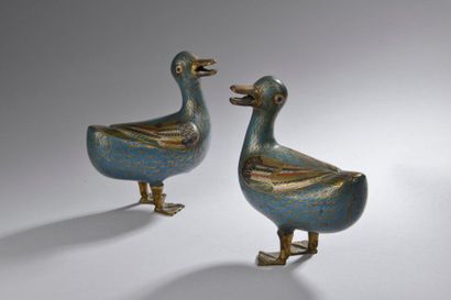null CHINE - XIXe siècle.
Couple de canards en bronze doré et émaux cloisonnés, les...