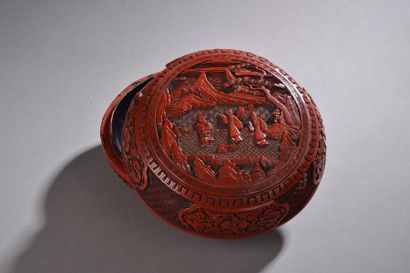 null CHINE - XIXe siècle.
Boîte de forme ronde en laque rouge sculptée de trois immortels...