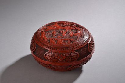 null CHINE - XIXe siècle.
Boîte de forme ronde en laque rouge sculptée de trois immortels...