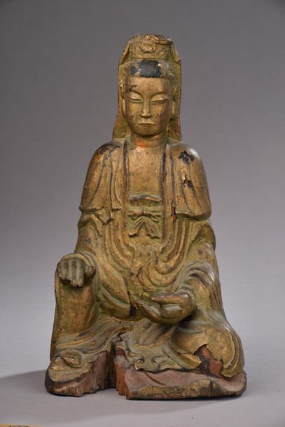 null CHINE - XIXe siècle.
Statuette de Guanyin en bois laqué or, assise en rajalilasana,...