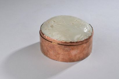 null CHINE - Fin du XIXe siècle.
Boîte à bijoux en cuivre et jade céladon, de forme...