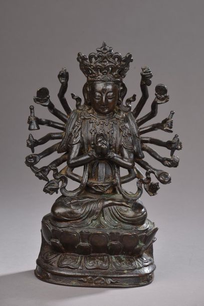 null CHINE - Époque MING (1368 - 1644).
Statuette de Guanyin à dix-huit bras en bronze...