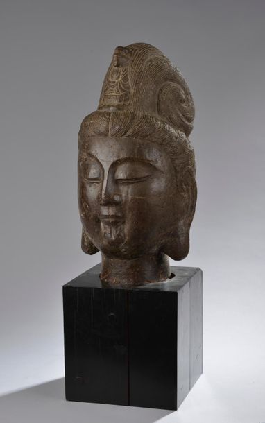 null CHINE - Époque MINGUO (1912-1949). 
Grande tête de Guanyin en pierre dure, coiffée...