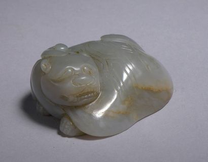 null CHINE.
Tortue à tête de dragon Tuo-Long en jade gris céladonné, représentée...