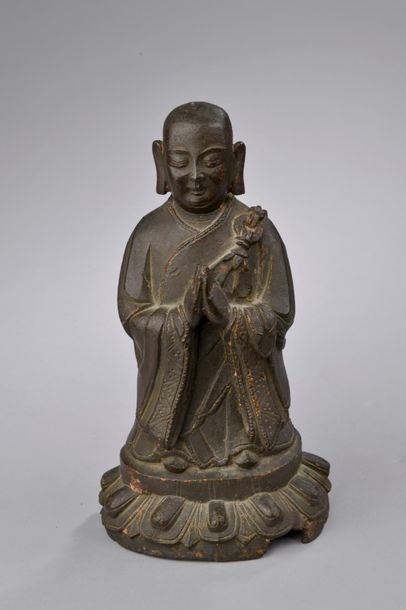 null CHINE - Époque MING (1368 - 1644).
Statuette de moine debout en bronze à patine...