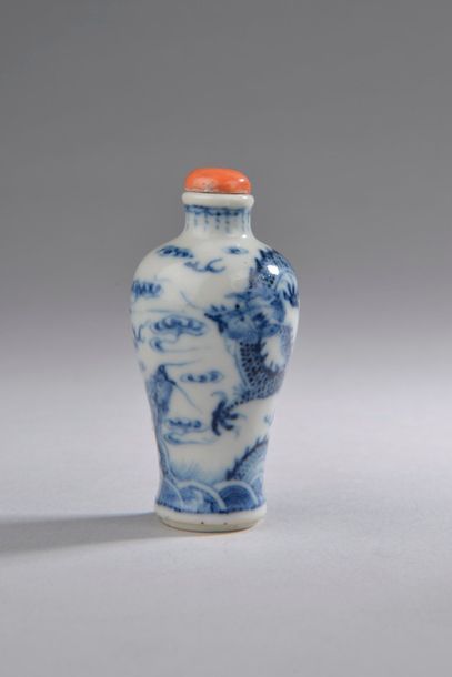 null CHINE - XIXe et XXe siècle
Cinq flacons tabatières en porcelaine émaillée polychrome,...