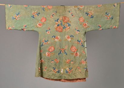 null CHINE - Vers 1900.
Veste en soie verte à décor brodé polychrome de papillons...