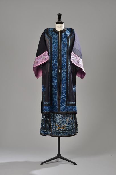 null CHINE - Vers 1900.
Veste en soie verte à décor brodé polychrome de papillons...