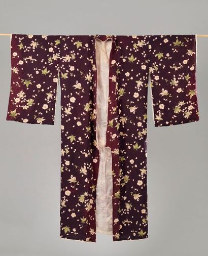 null JAPON.
Deux kimono en soie, l'un à décor de fleurs de cerisier et feuilles d'érable...