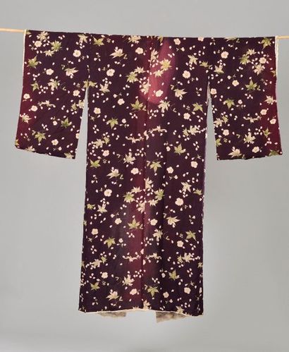 null JAPON.
Deux kimono en soie, l'un à décor de fleurs de cerisier et feuilles d'érable...