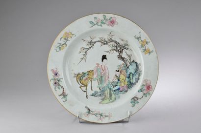 null CHINE, Compagnie des Indes - Époque YONGZHENG (1723 - 1735).
Grand plat en porcelaine...