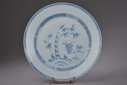 null CHINE, Compagnie des Indes- XVIIIe siècle.
Plat en porcelaine à décor en camaïeu...