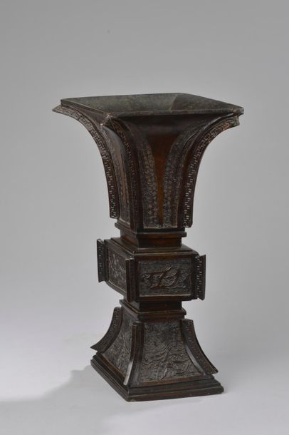 null JAPON - Époque MEIJI (1868 - 1912).
Vase de forme "gu" en bronze à patine brune...