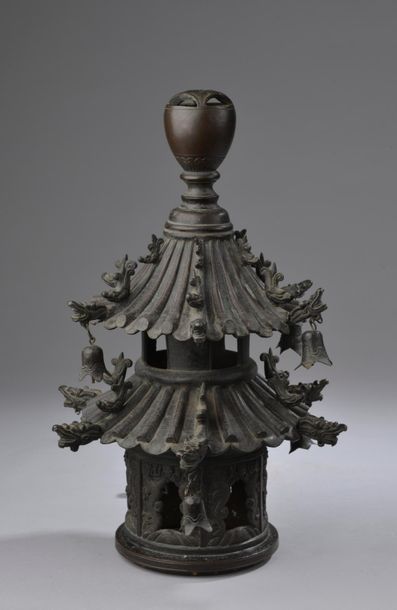 null JAPON - Époque MEIJI (1868 - 1912).
Haut de pagode en bronze à patine brune,...