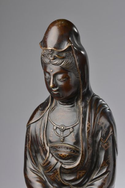 null JAPON - Époque MEIJI (1868 - 1912).
Statuette de Kannon debout en bronze à patine...