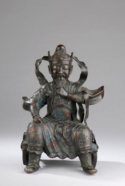 null JAPON - Vers 1900.
Statuette de Kan'u assis sur un socle en bronze et émaux...