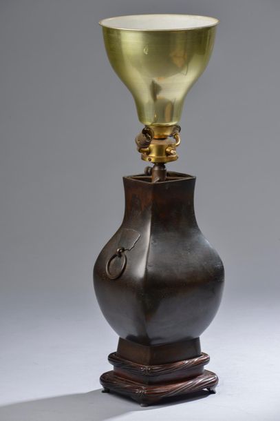 null JAPON - XXe siècle.
Vase fanghua à anses mobile en bronze à patine brune. Le...